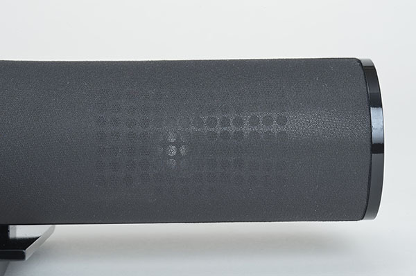 メッシュの下にはフルレンジスピーカーが隠れている