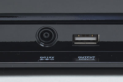 背面に用意された充電用USB端子