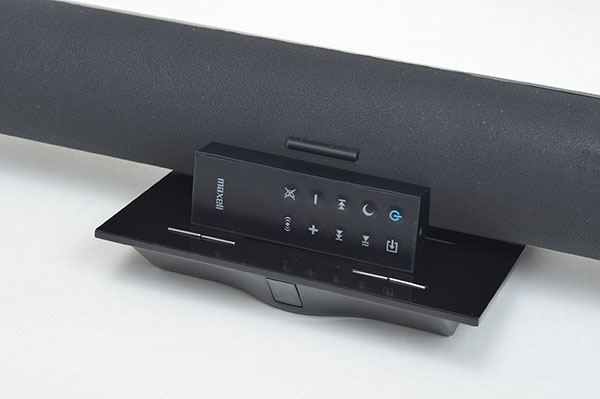 本体の専用スペースにリモコンが鎮座